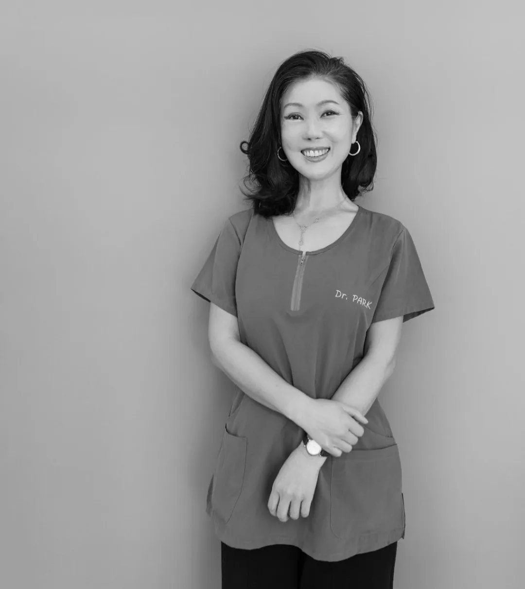 Porträt von Dre Won Jeong Veronica Park in Arbeitskleidung in der Praxis.